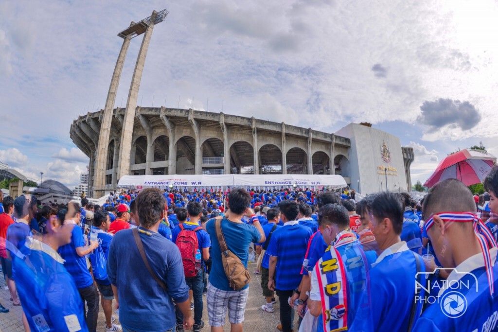แฟนไทยเริ่มทยอยเข้าสนาม แฟนไทยเริ่มทยอยเข้าสนาม