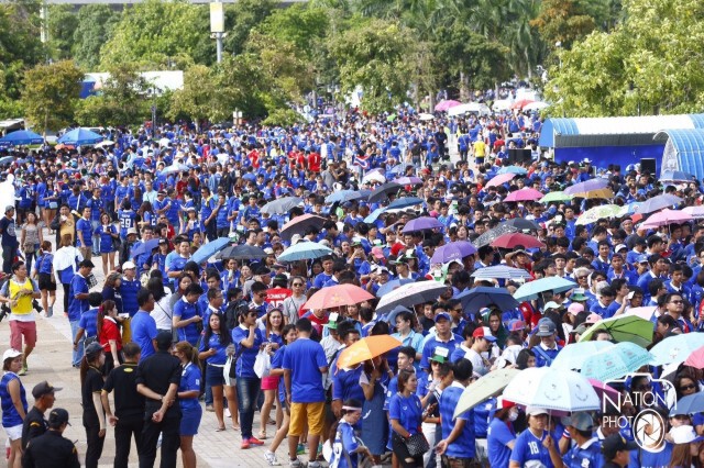 คลื่นแฟนบอลไทยทะลักเข้าสนามราชมังคลาฯ