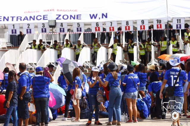 สุดคึกคัก! แฟนบอลแน่นหน้าสนามราชมังคลาฯ รอเกม "ไทย-อิรัก"