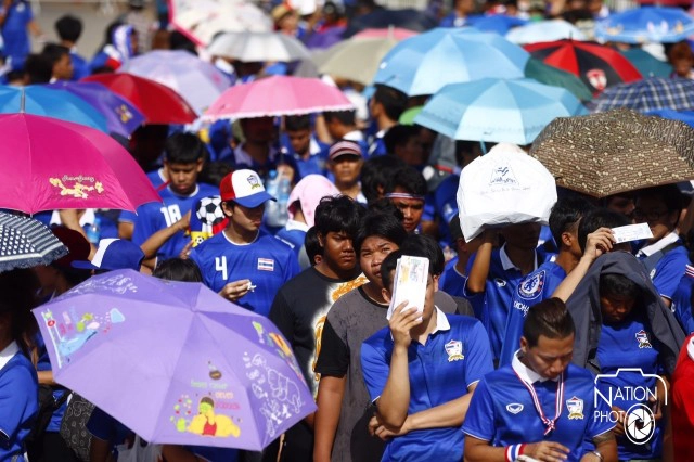 สุดคึกคัก! แฟนบอลแน่นหน้าสนามราชมังคลาฯ รอเกม "ไทย-อิรัก"