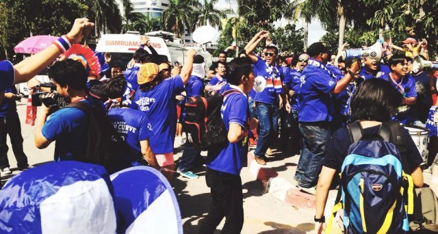 สุดคึกคัก! แฟนบอลแน่นหน้าสนามราชมังคลาฯ รอเกม "ไทย-อิรัก"