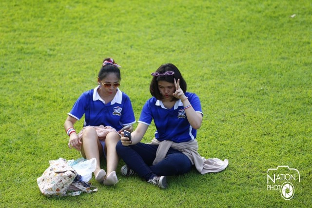 สุดคึกคัก! แฟนบอลแน่นหน้าสนามราชมังคลาฯ รอเกม "ไทย-อิรัก"