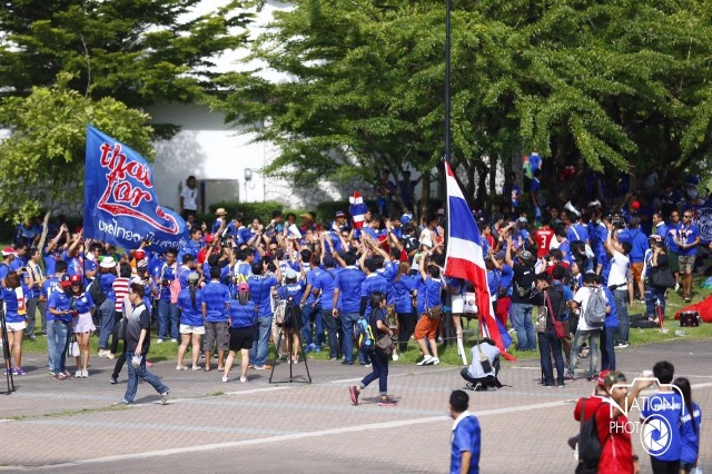 สุดคึกคัก! แฟนบอลแน่นหน้าสนามราชมังคลาฯ รอเกม "ไทย-อิรัก"
