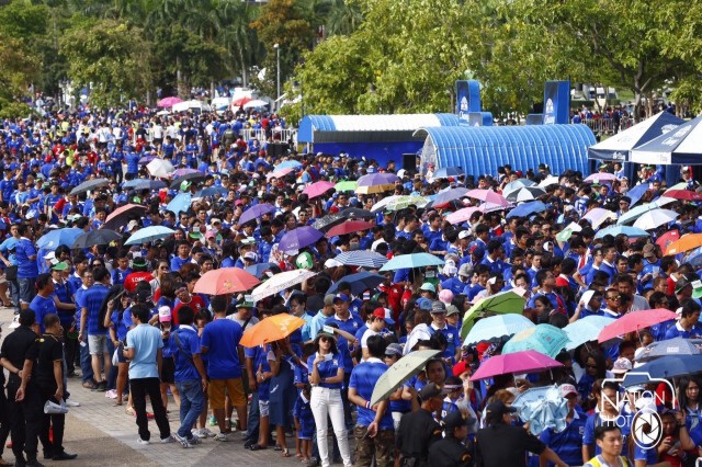 คลื่นแฟนบอลไทยทะลักเข้าสนามราชมังคลาฯ