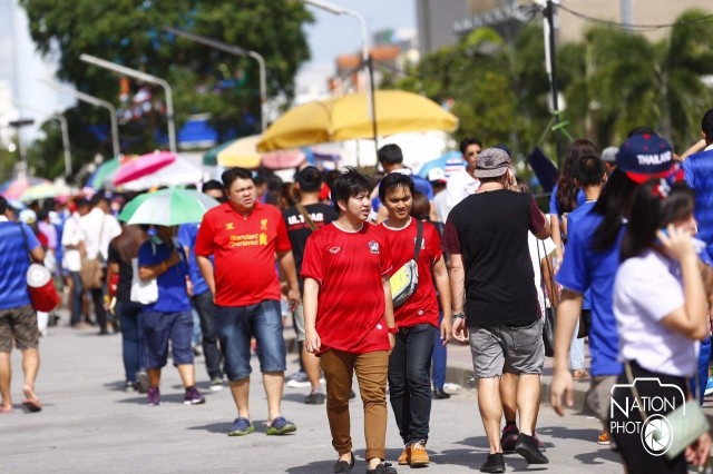 สุดคึกคัก! แฟนบอลแน่นหน้าสนามราชมังคลาฯ รอเกม "ไทย-อิรัก"