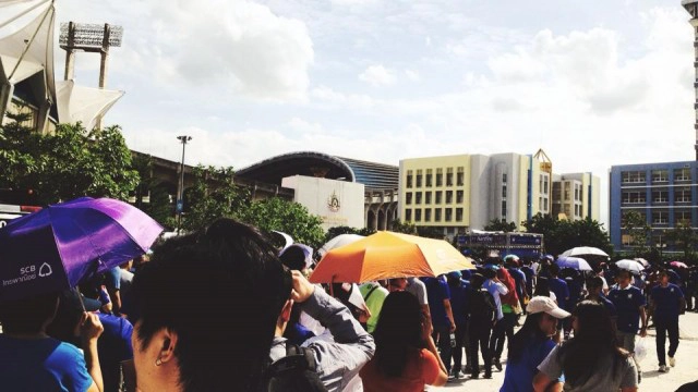 สุดคึกคัก! แฟนบอลแน่นหน้าสนามราชมังคลาฯ รอเกม "ไทย-อิรัก"