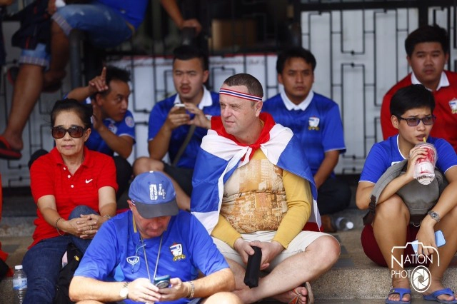 สุดคึกคัก! แฟนบอลแน่นหน้าสนามราชมังคลาฯ รอเกม "ไทย-อิรัก"