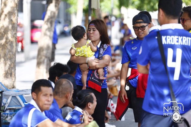 สุดคึกคัก! แฟนบอลแน่นหน้าสนามราชมังคลาฯ รอเกม "ไทย-อิรัก"