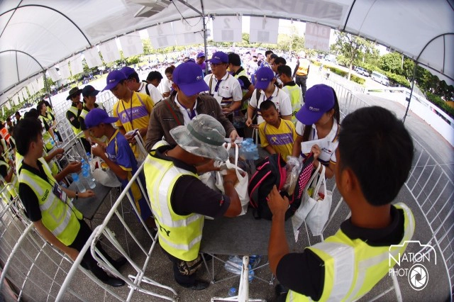 สุดคึกคัก! แฟนบอลแน่นหน้าสนามราชมังคลาฯ รอเกม "ไทย-อิรัก"