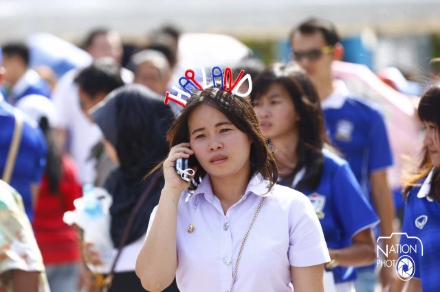 สุดคึกคัก! แฟนบอลแน่นหน้าสนามราชมังคลาฯ รอเกม "ไทย-อิรัก"