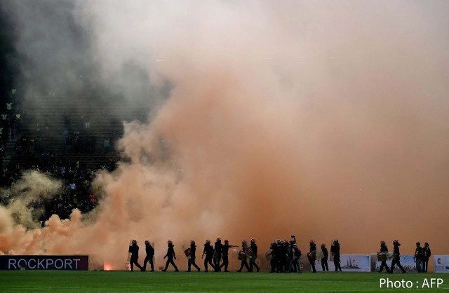 ยกเลิกคัดบอลโลกที่มาเลเซีย แฟนบอลโยนพลุควันลงสนาม