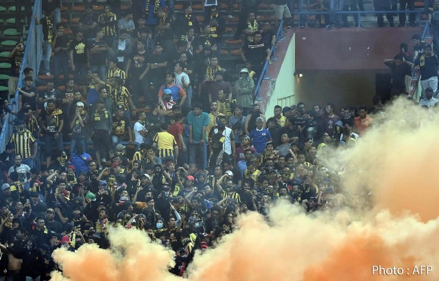 ยกเลิกคัดบอลโลกที่มาเลเซีย แฟนบอลโยนพลุควันลงสนาม