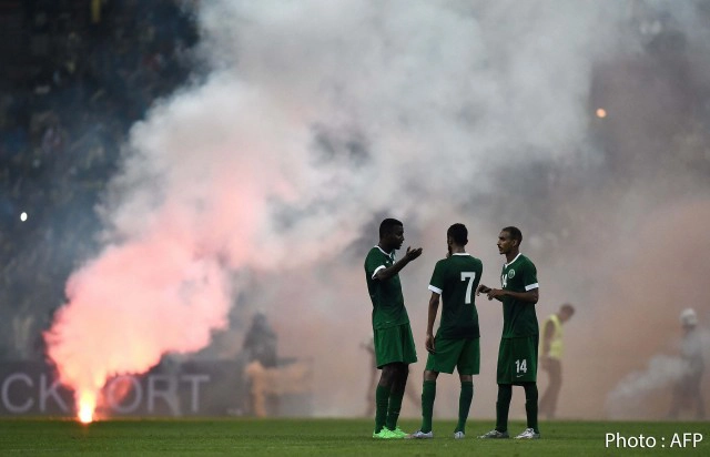 ยกเลิกคัดบอลโลกที่มาเลเซีย แฟนบอลโยนพลุควันลงสนาม