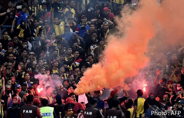 ยกเลิกคัดบอลโลกที่มาเลเซีย แฟนบอลโยนพลุควันลงสนาม