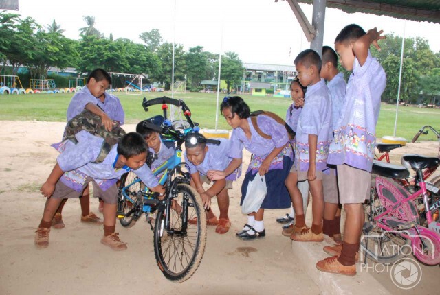 "น้องทาม"ปั่นจักรยานพระราชทานไปโรงเรียนวันแรก