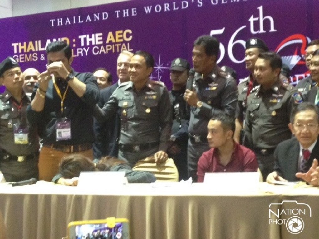 ตร.มอบเพชรคืนเจ้าของ หลังแพทย์ใช้กล้องส่องคีบออกมาได้