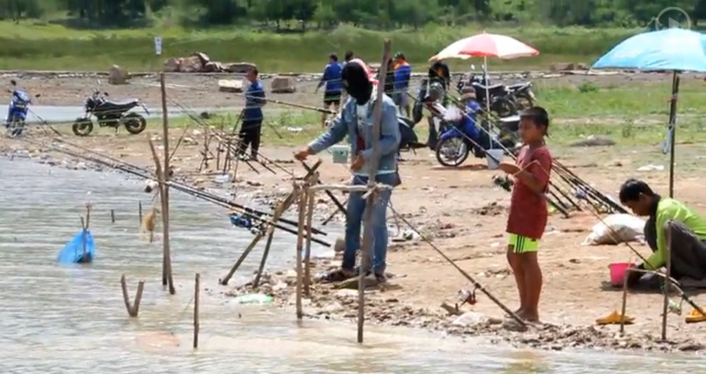 ลำตะคองแล้งจัด กลายเป็นแหล่งท่องเที่ยว ลำตะคองแล้งจัด กลายเป็นแหล่งท่องเที่ยว