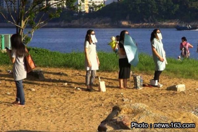 เทรนด์ใหม่ สาวฮ่องกงยืนจ้องดวงอาทิตย์  เชื่อลดอ้วน