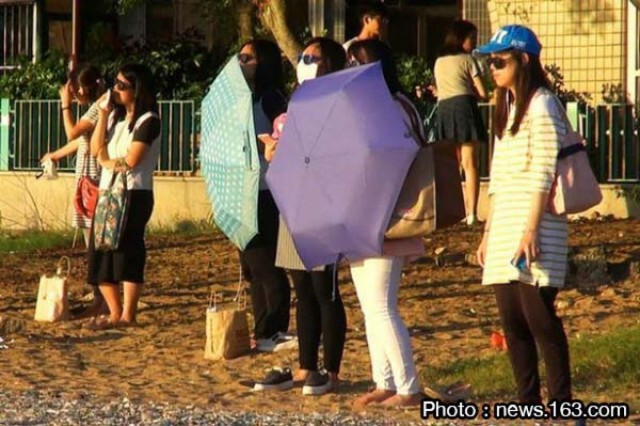 เทรนด์ใหม่ สาวฮ่องกงยืนจ้องดวงอาทิตย์  เชื่อลดอ้วน