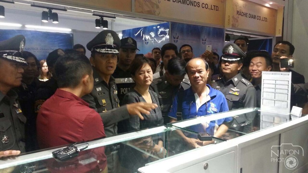 ตำรวจนำตัว 2 ชาวจีน ทำแผนสับเปลี่ยนเพชร ตำรวจนำตัว 2 ชาวจีน ทำแผนสับเปลี่ยนเพชร