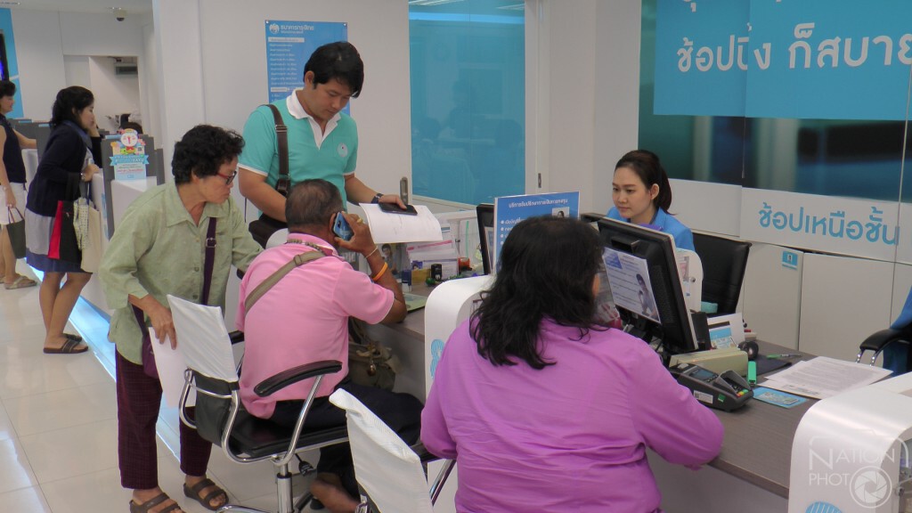 ประชาชนแห่ลงทะเบียนจองสลากวันแรกคึกคัก ประชาชนแห่ลงทะเบียนจองสลากวันแรกคึกคัก
