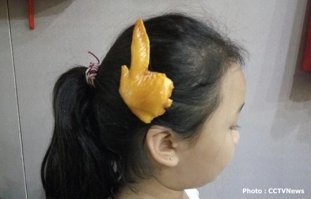 เทรนด์สุดแปลก! สาวจีนฮิต "กิ๊บติดผมรูปอาหาร-แมลง"