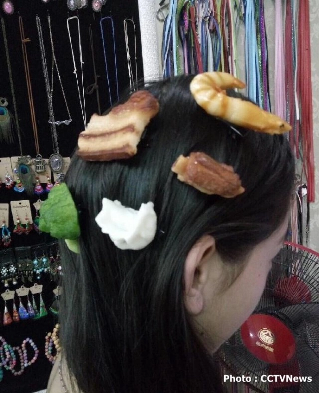 เทรนด์สุดแปลก! สาวจีนฮิต "กิ๊บติดผมรูปอาหาร-แมลง"