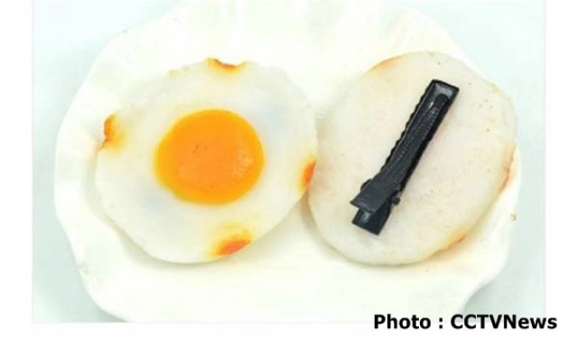 เทรนด์สุดแปลก! สาวจีนฮิต "กิ๊บติดผมรูปอาหาร-แมลง"