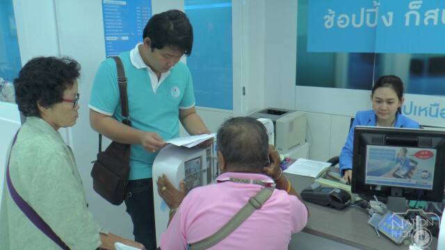 ประชาชนแห่ลงทะเบียนจองสลากวันแรกคึกคัก