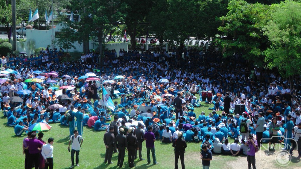 นร.นับพันประท้วงขับไล่ ผอ.โรงเรียน