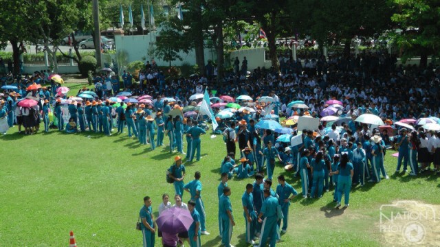 นร.นับพันประท้วงขับไล่ ผอ.โรงเรียน