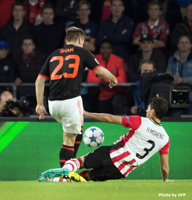 สยอง "ชอว์" เจอเสียบขาหัก นัด "ผีแดงพ่ายพีเอสวี"