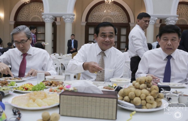 นายกฯร่วมโต๊ะมื้อกลางวันกับสื่อทำเนียบ "ขอบคุณลงข่าวเต็มที่"