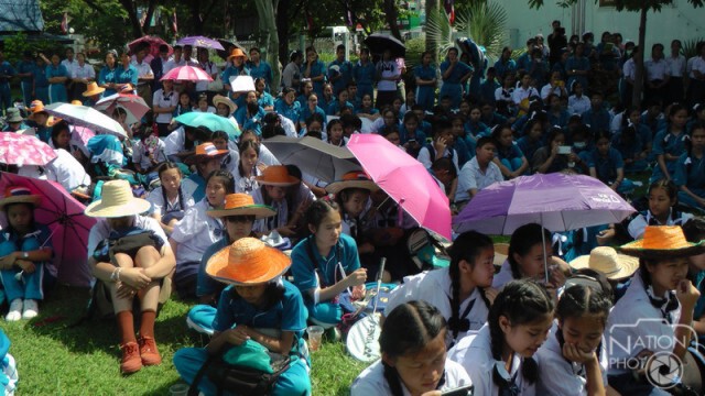 นร.นับพันประท้วงขับไล่ ผอ.โรงเรียน