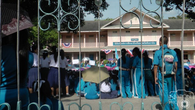 นร.นับพันประท้วงขับไล่ ผอ.โรงเรียน