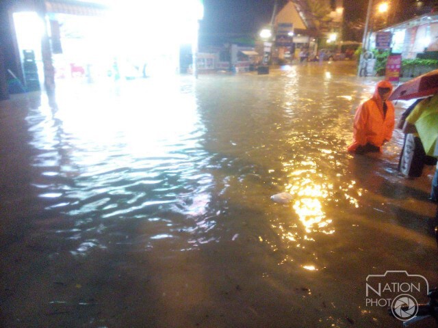 “หว่ามก๋อ”ถล่มพัทยา น้ำท่วมรถติดระนาว