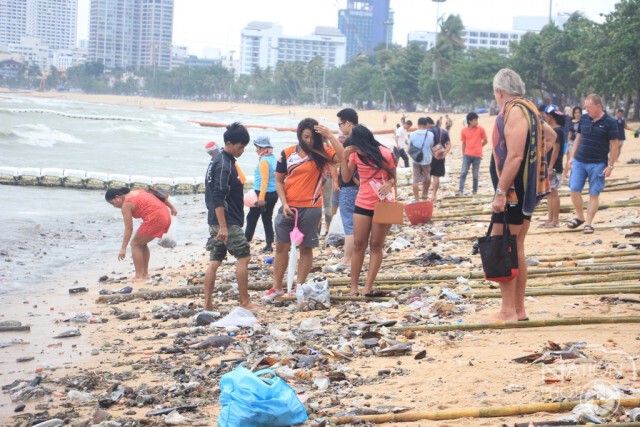 แห่เก็บหอยหลังถูกคลื่นทะเลซัดเกยชายหาด