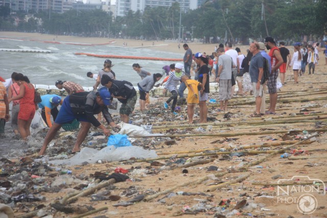 แห่เก็บหอยหลังถูกคลื่นทะเลซัดเกยชายหาด
