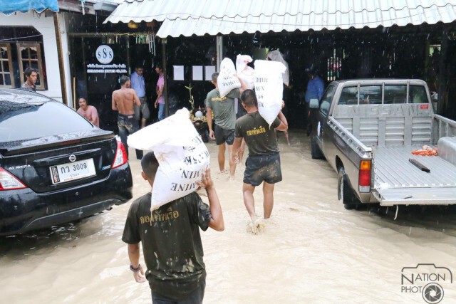 ทัพเรือ ส่งกำลังพลช่วยเหลือผู้ประสบภัยน้ำท่วมบ้านฉาง