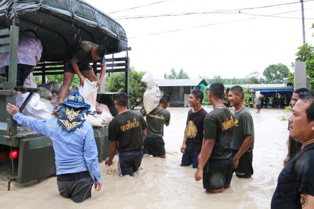 ทัพเรือ ส่งกำลังพลช่วยเหลือผู้ประสบภัยน้ำท่วมบ้านฉาง