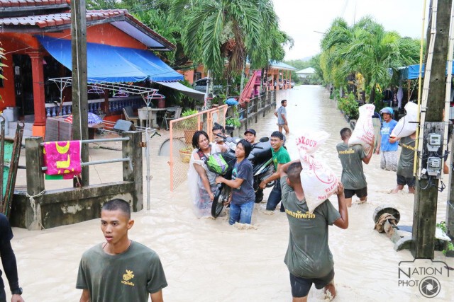ทัพเรือ ส่งกำลังพลช่วยเหลือผู้ประสบภัยน้ำท่วมบ้านฉาง