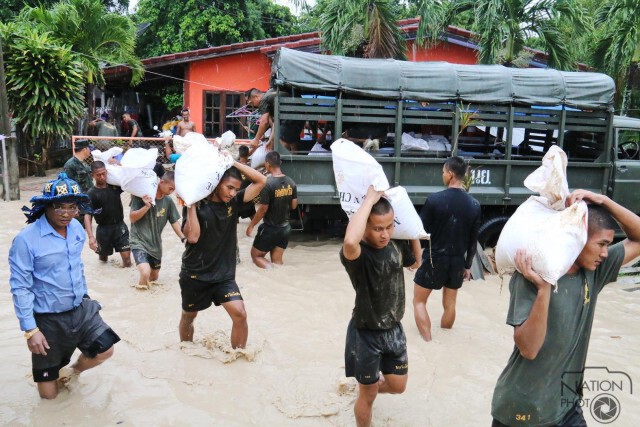 ทัพเรือ ส่งกำลังพลช่วยเหลือผู้ประสบภัยน้ำท่วมบ้านฉาง