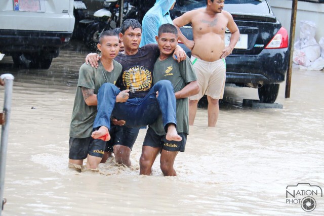 ทัพเรือ ส่งกำลังพลช่วยเหลือผู้ประสบภัยน้ำท่วมบ้านฉาง