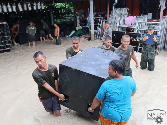 ทัพเรือ ส่งกำลังพลช่วยเหลือผู้ประสบภัยน้ำท่วมบ้านฉาง