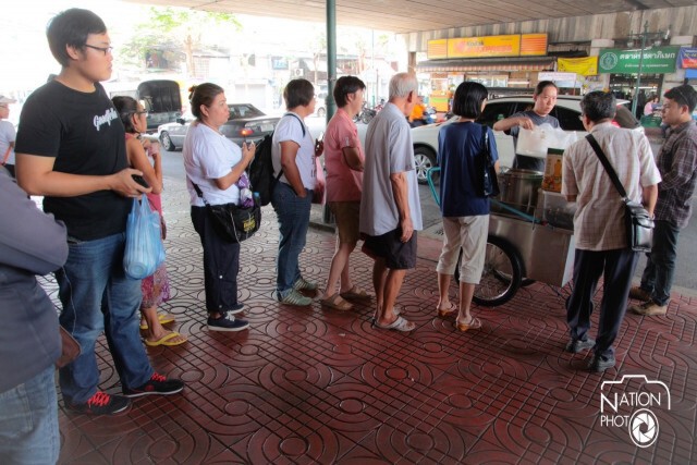 คิวแน่น ...ขนมกุยช่ายรถเข็นเจ้าเก่าตลาดพลู