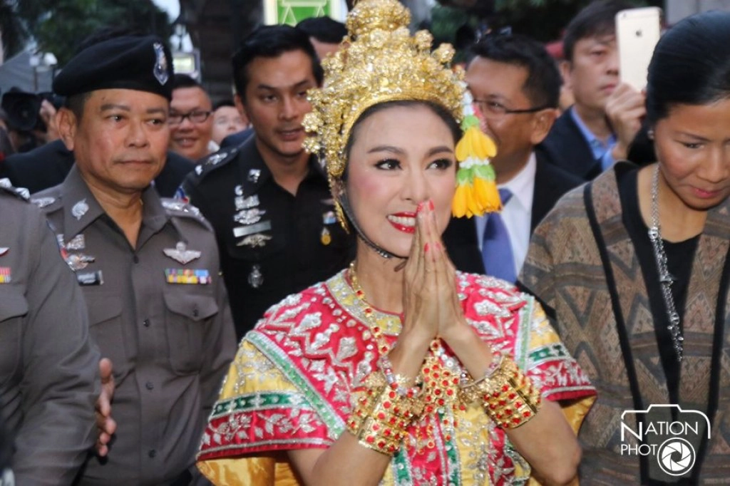 "หมีเซียะ"รำถวายพระพรหม ประชาชนชื่นชม