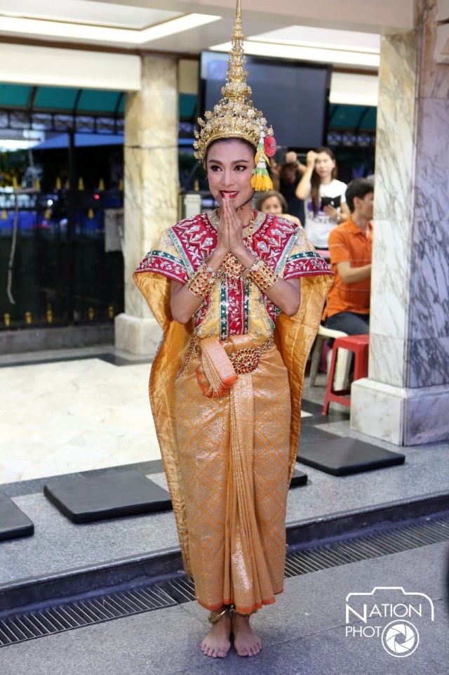 "หมีเซียะ"รำถวายพระพรหม ประชาชนชื่นชม