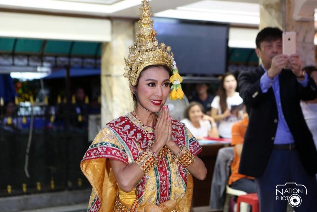 "หมีเซียะ"รำถวายพระพรหม ประชาชนชื่นชม
