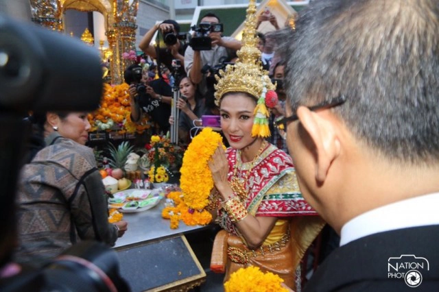 "หมีเซียะ"รำถวายพระพรหม ประชาชนชื่นชม