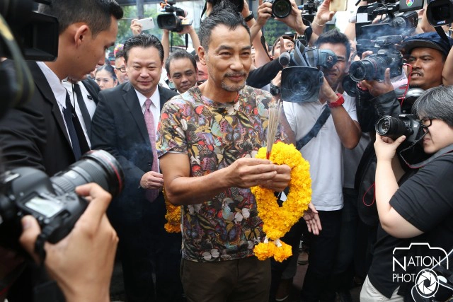 ภาพชุด "เยิ่น ต๊ะ หัว" สักการะศาลท้าวมหาพรหม